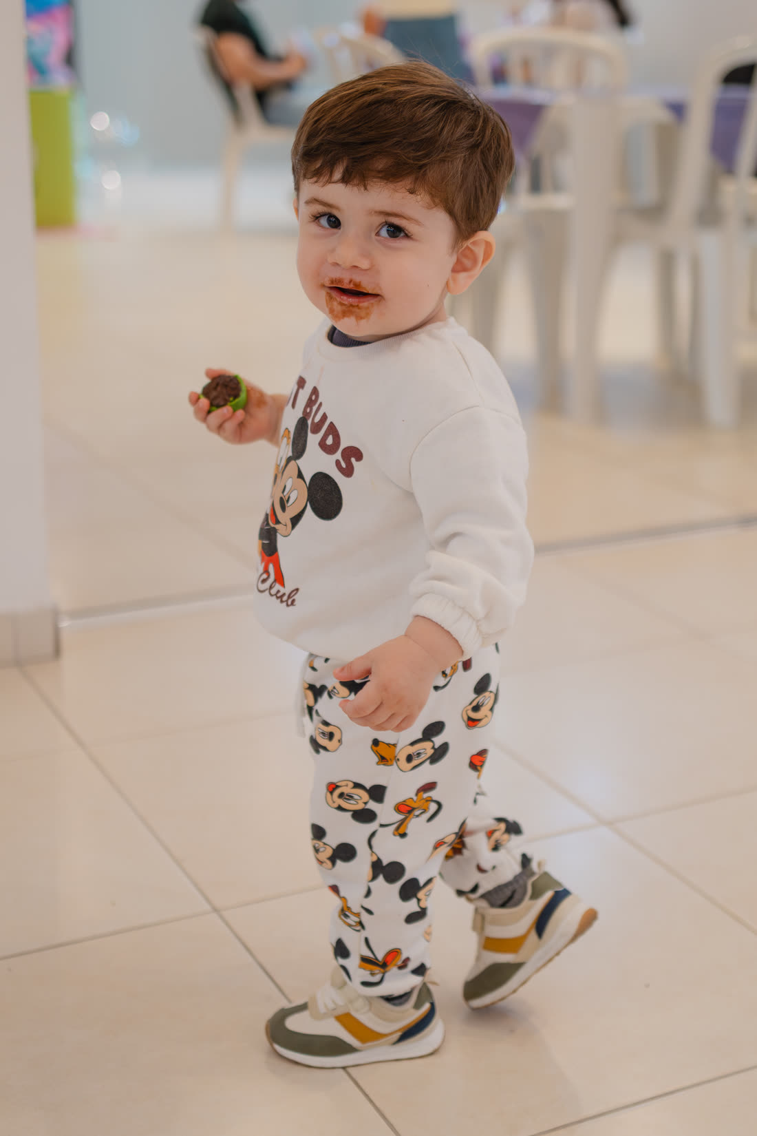 Menino com a boca suja de brigadeiro